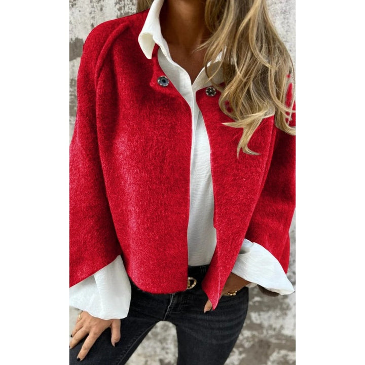 Modelo veste casaco feminino curto elegante, agasalho chic para diversas ocasiões. Estilo versátil mulher.