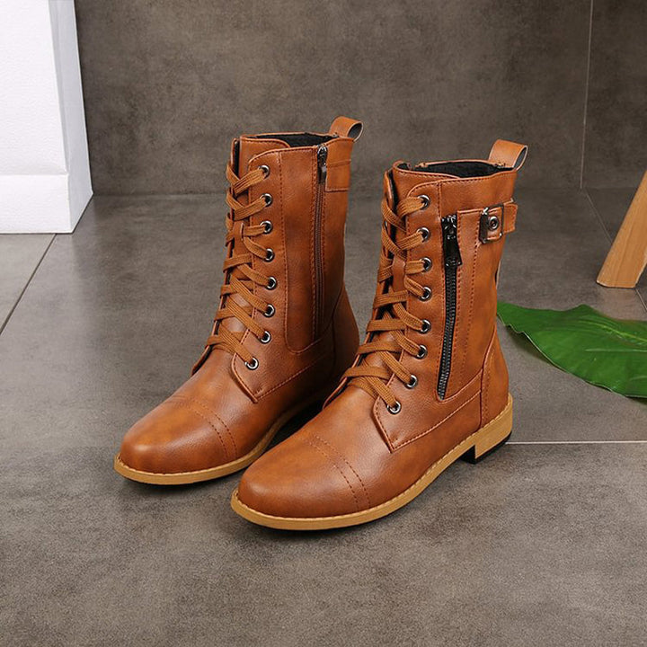 Mulher usando Botas Femininas Bella Pretas: Caminhando com conforto e estilo, calçado ortopédico elegante.