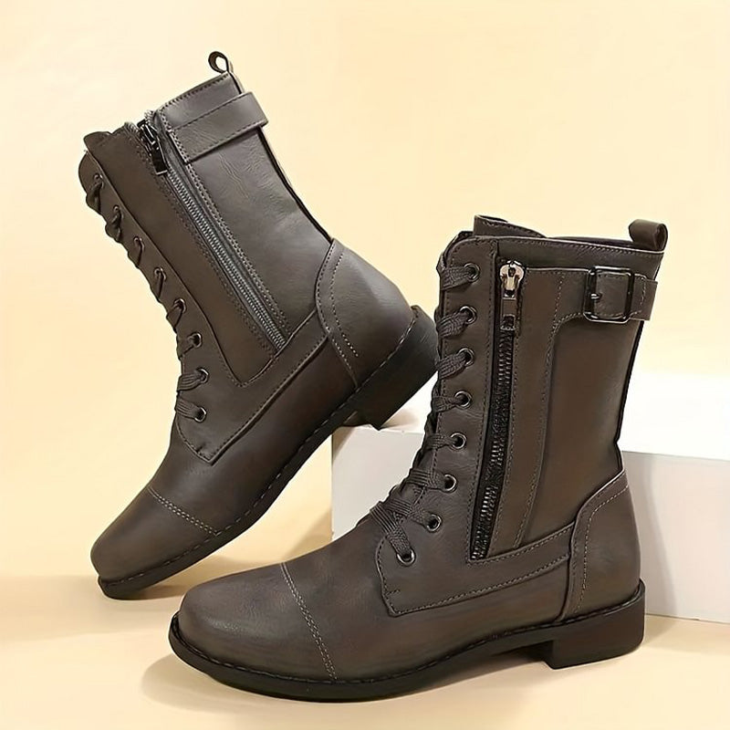 Botas Ortopédicas Femininas Marrom: Detalhe lateral das Botas Bella, realçando o estilo e o conforto.