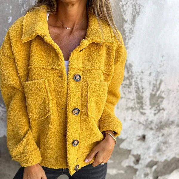 Casaco feminino curto para o outono, design moderno com lapelas. Essencial para o inverno elegante.
