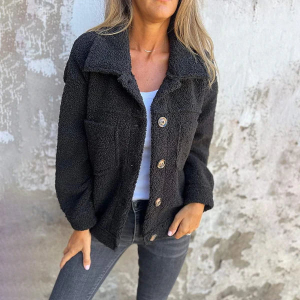 Modelo veste jaqueta feminina Diana, roupa versátil para um look completo e elegante.