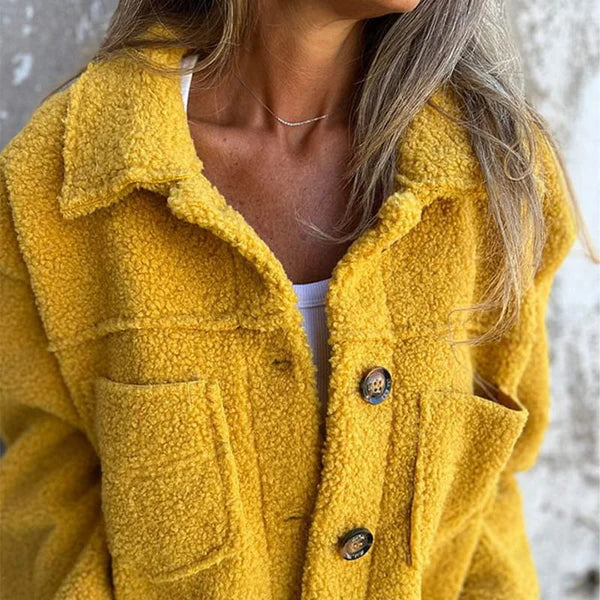 Modelo veste casaco curto feminino com lapelas, moda outono. Agasalho elegante e versátil.