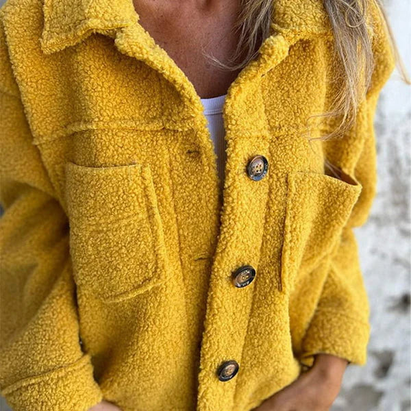Casaco feminino curto com lapelas para outono-inverno. Peça chave para um guarda-roupa moderno.