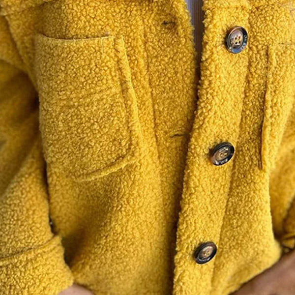 Agasalho feminino curto com lapelas, perfeito para o outono. Estilo e conforto em uma só peça.
