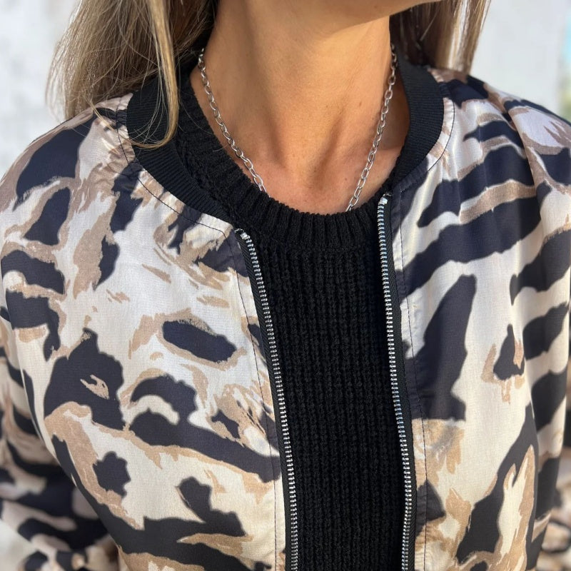Roupa versátil: jaqueta bomber feminina elegante, estampa zebra, tendência primavera.