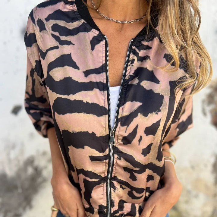 Estilosa jaqueta bomber feminina, estampa zebra preta e branca, moda primavera.