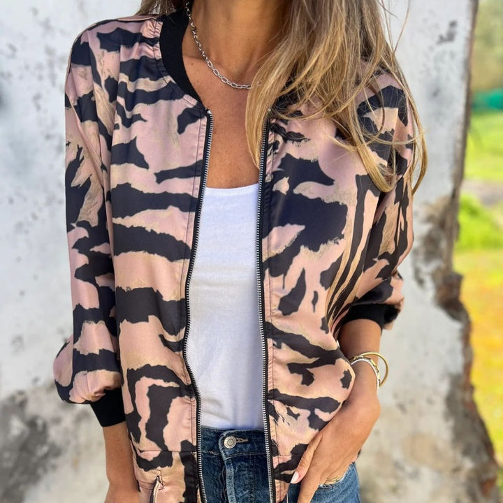 Jaqueta bomber feminina elegante com estampa zebra, perfeita para moda primavera.