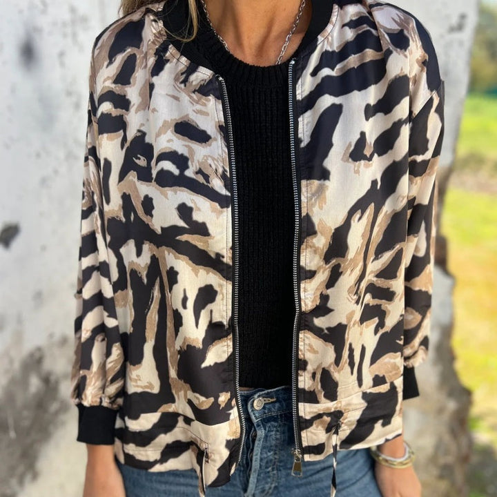 Bomber feminina casual chic, estampa zebra moderna, ideal para a primavera.