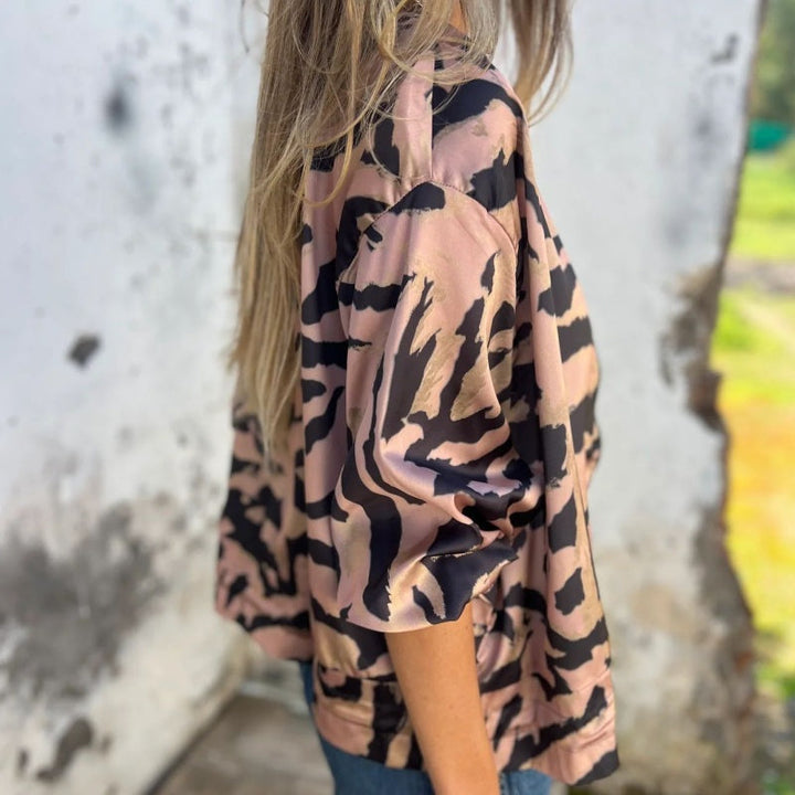 Jaqueta bomber feminina confortável, estampa zebra, ideal para o estilo primavera.