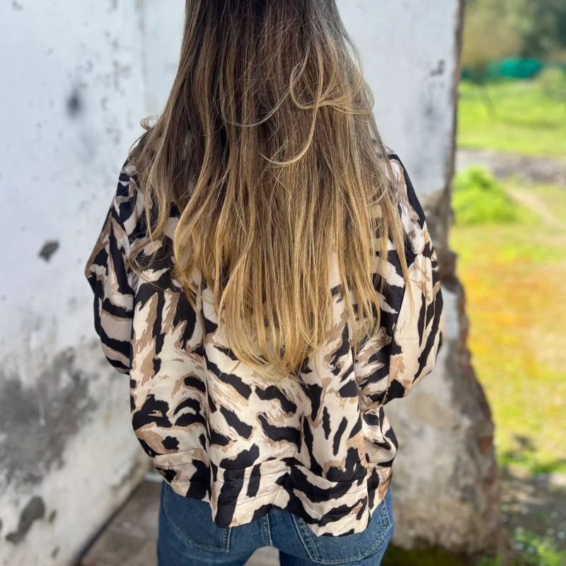 Jaqueta bomber com zíper, estampa zebra marcante, peça feminina para a primavera.