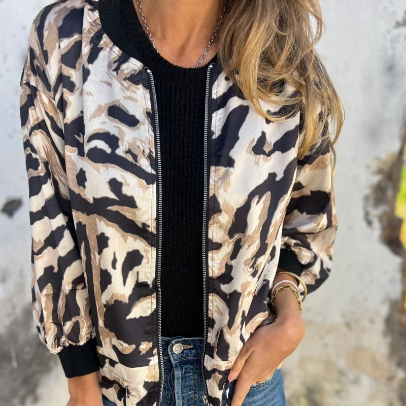Jaqueta bomber feminina moderna, estampa zebra, perfeita para looks de primavera.