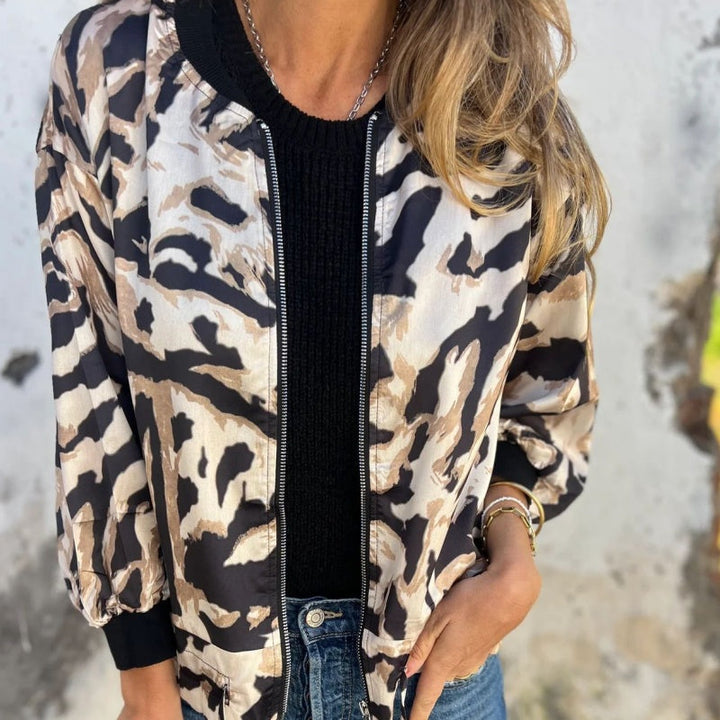 Jaqueta bomber feminina moderna, estampa zebra, perfeita para looks de primavera.