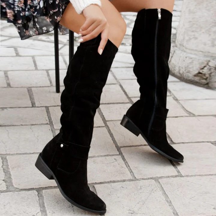 Calçados femininos versáteis: botas slouchy de camurça bege com salto baixo, ideais para elegância e conforto.