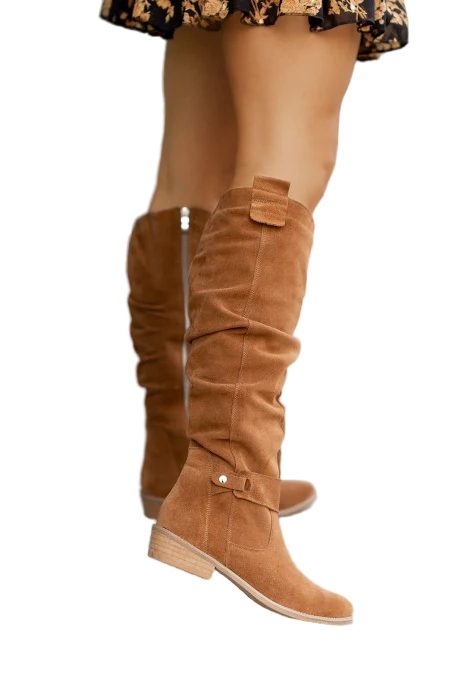 Botas slouchy de camurça marrom, femininas e confortáveis, com salto baixo para um look casual e estiloso.