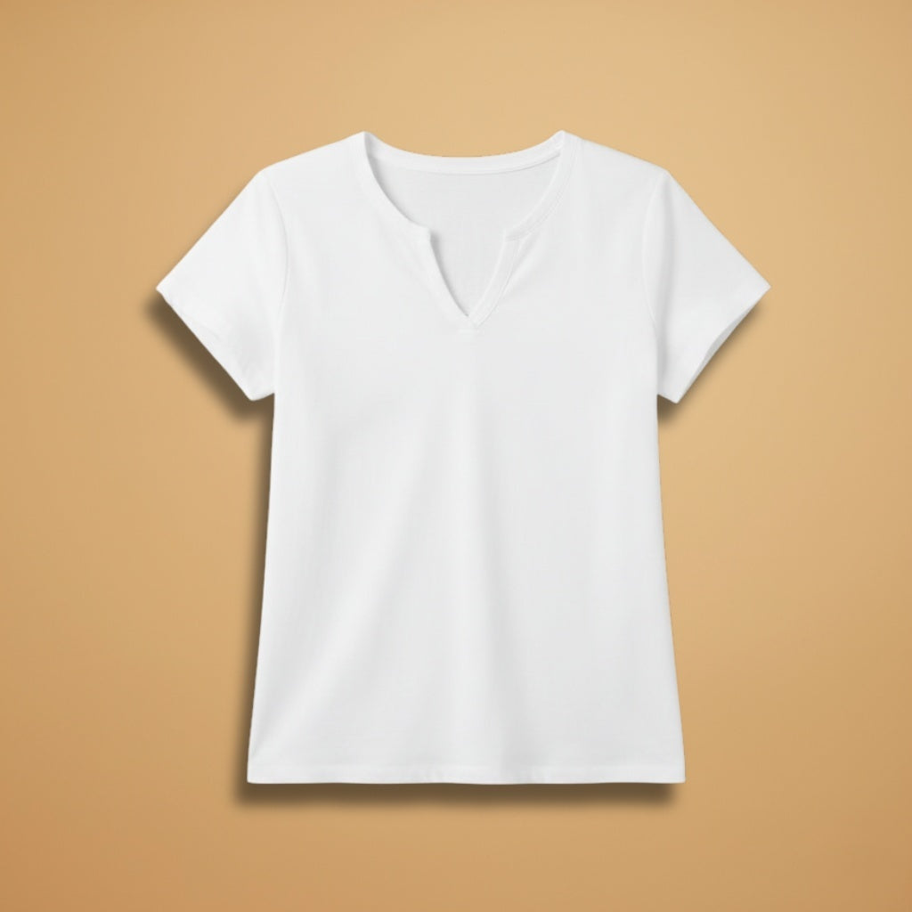 T-shirt feminina básica de decote V e manga curta, ideal para conforto diário e look casual. Essencial no guarda-roupa.