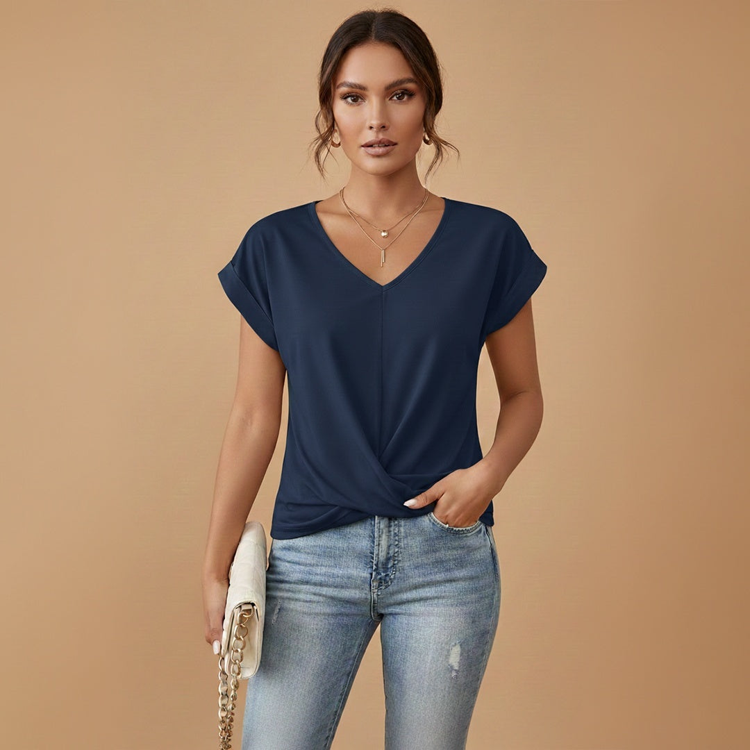 T-shirt casual feminina com nó frontal, decote V e manga curta. Essencial para a moda de verão.