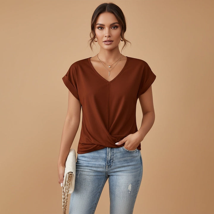 Roupa feminina moderna: t-shirt decote V com nó frontal. Estilo despojado para a moda verão.