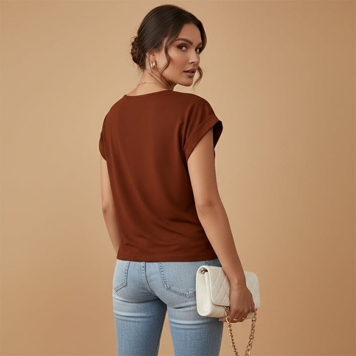 T-shirt elegante com nó frontal, decote V. Roupa feminina de verão, estilo casual e moderno.