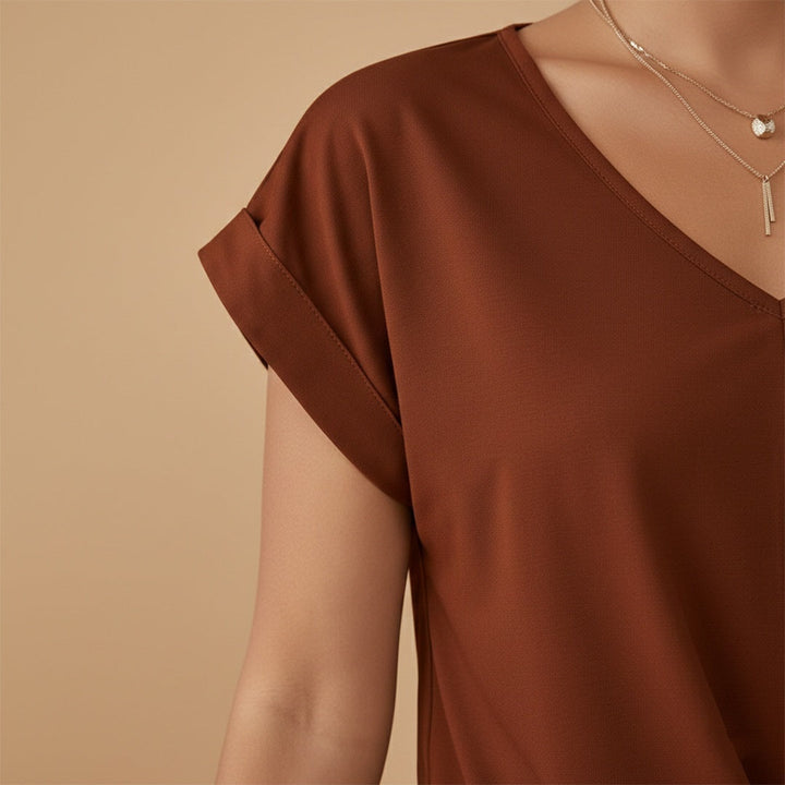 T-shirt feminina para o verão: decote V, nó frontal e manga curta. Estilo casual e elegante.