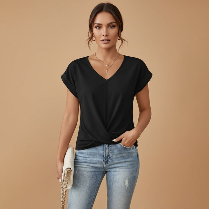 Roupa feminina despojada: t-shirt com decote V e nó frontal. Manga curta para moda mulher casual.