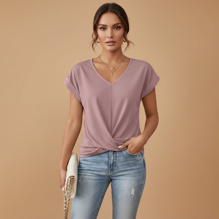 Decote V e nó frontal definem esta t-shirt feminina. Manga curta elegante para dias de verão.