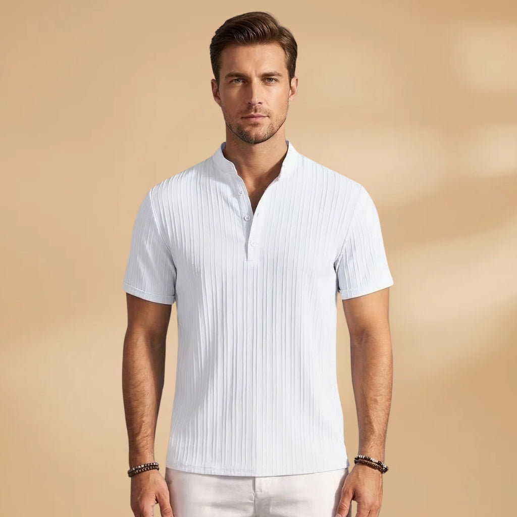 T-shirt Henley masculina canelada, escolha ideal para o verão, com estilo e frescor.