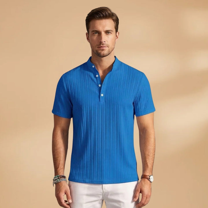 T-shirt Henley canelada masculina, manga curta, design moderno para look casual elegante.