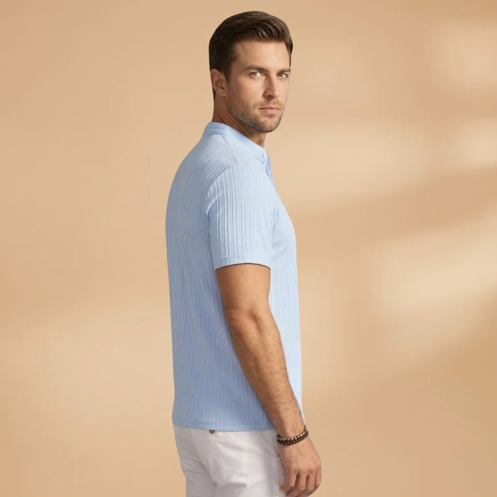 T-shirt Henley masculina casual elegante, perfeita para o verão e momentos de lazer.