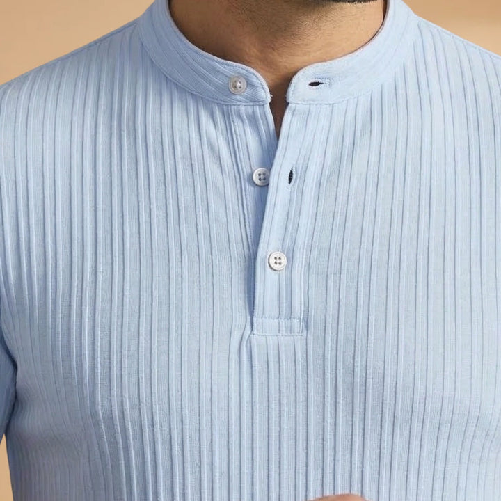 T-shirt Henley masculina canelada branca, elegante e casual, perfeita para o verão.
