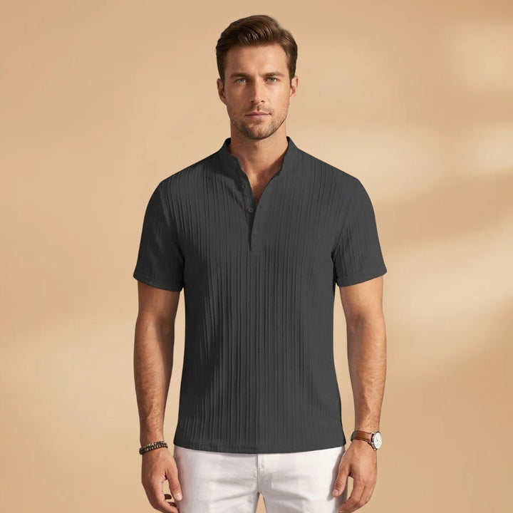 T-shirt Henley masculina canelada de caimento perfeito, valoriza o estilo casual elegante.