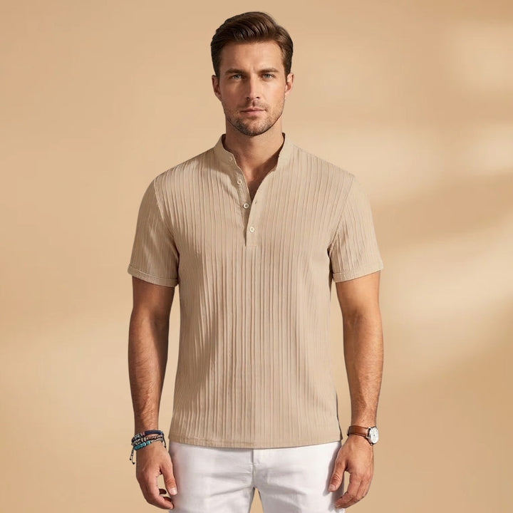 T-shirt Henley canelada para homem, manga curta, combina conforto e elegância.