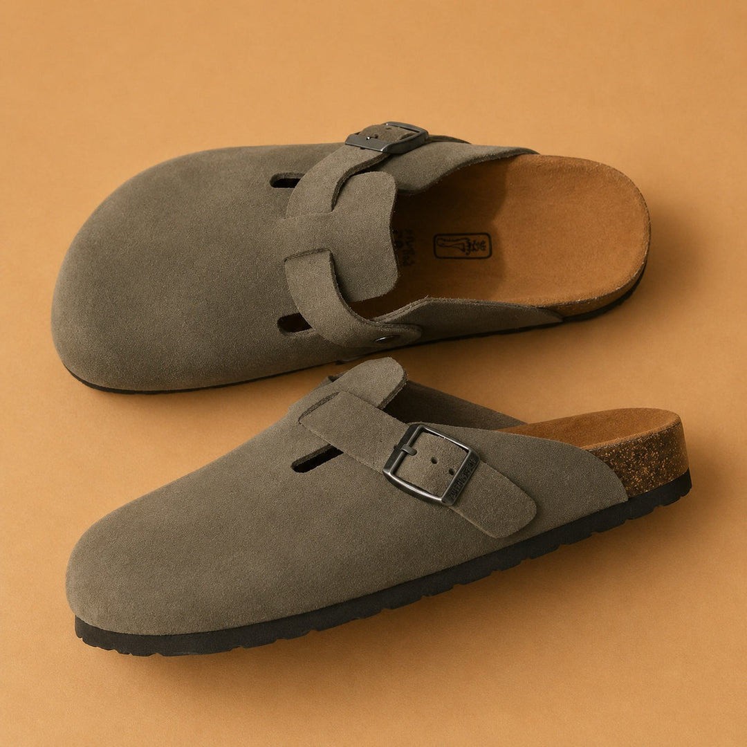 Tamancos masculinos em camurça com tira ajustável, ideal para conforto e uso casual no verão.