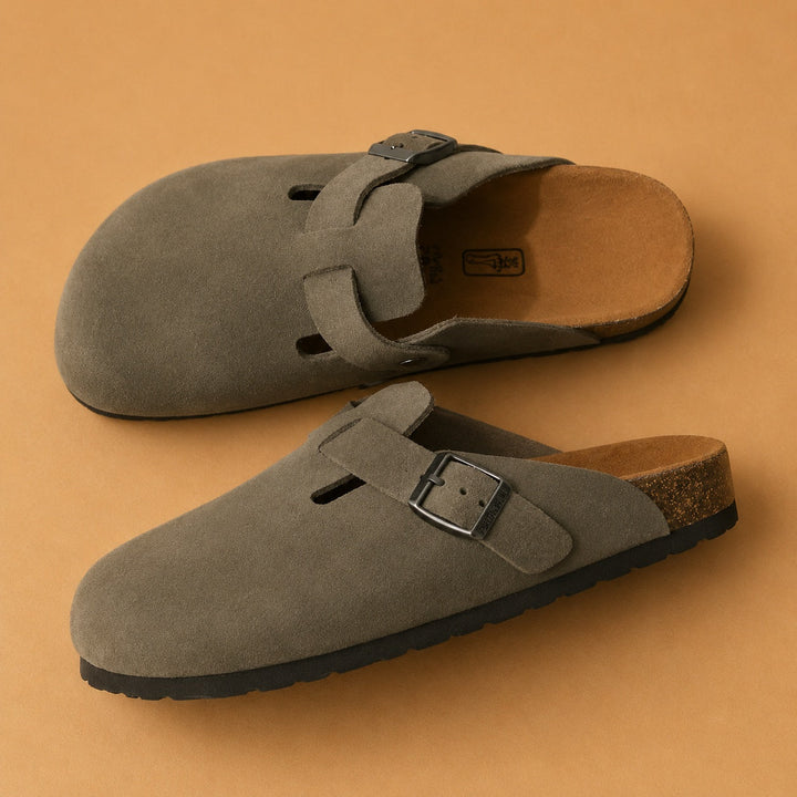 Tamancos masculinos em camurça com tira ajustável, ideal para conforto e uso casual no verão.