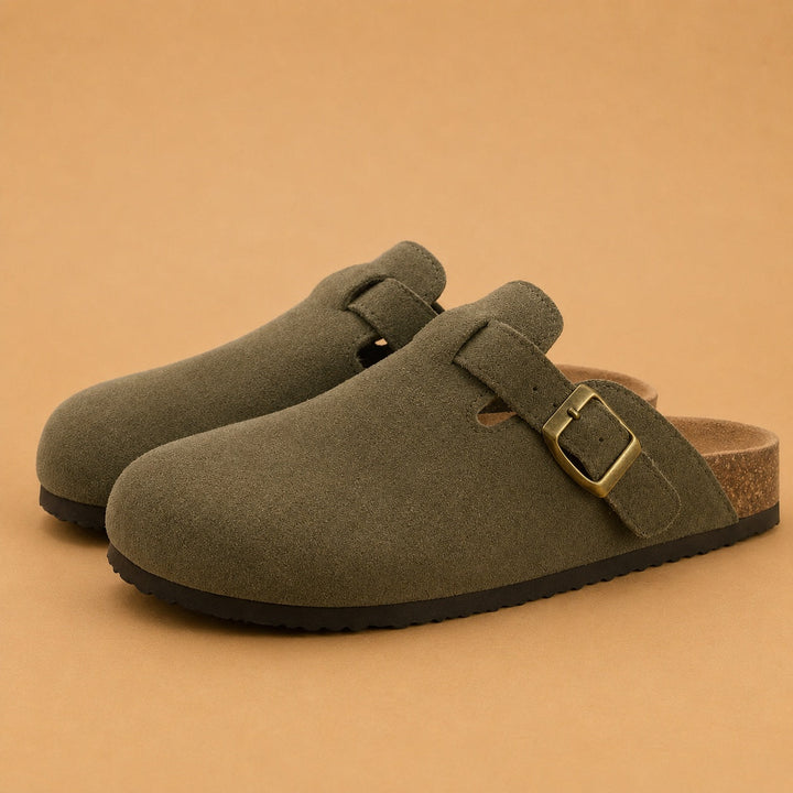 Tamanco masculino de camurça com sola ergonômica, calçado ajustável para máximo conforto no verão.
