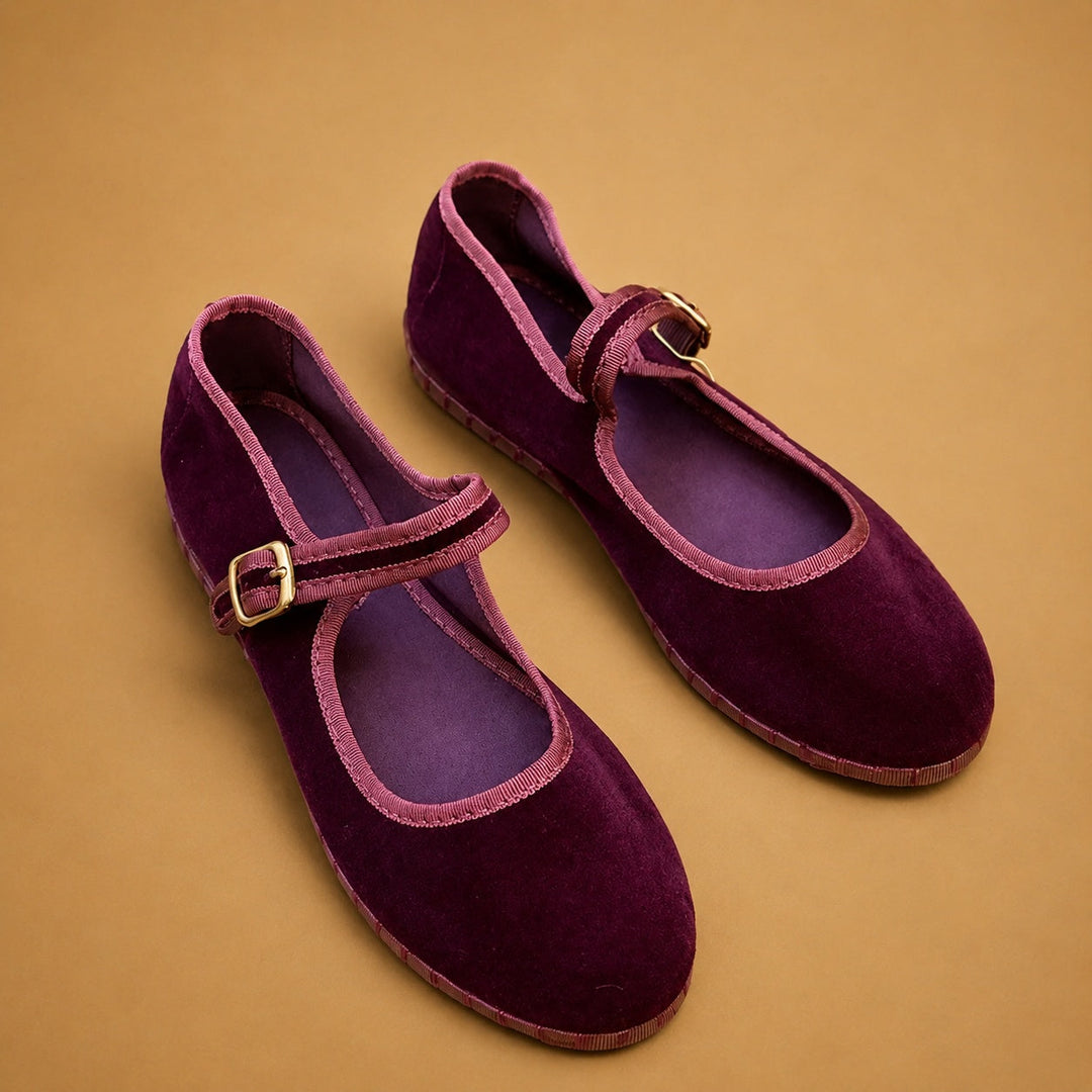 Bailarinas femininas Mary Jane de veludo preto com correia, estilo clássico e elegante.