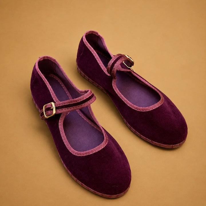 Bailarinas femininas Mary Jane de veludo preto com correia, estilo clássico e elegante.