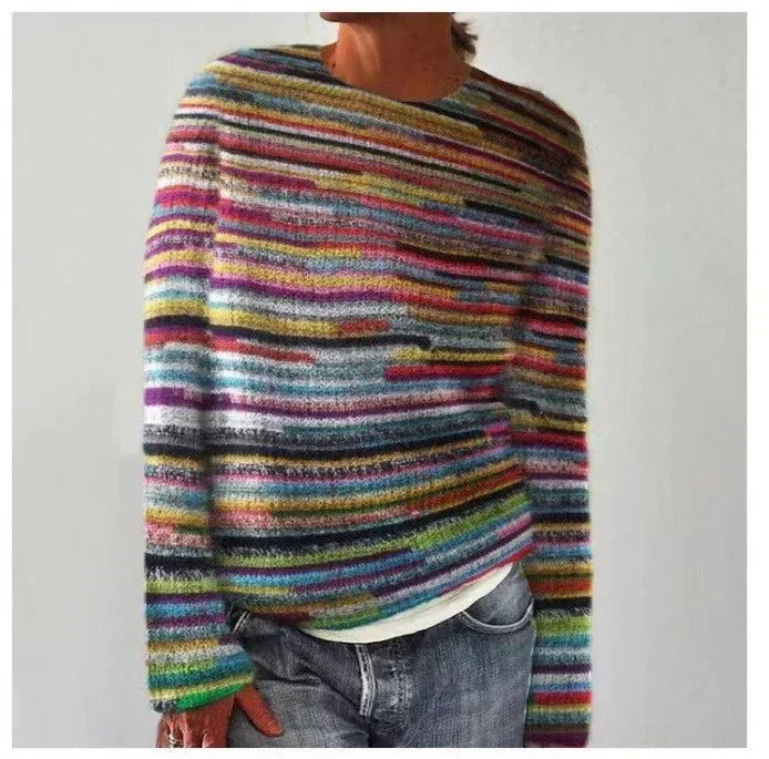 Camisola feminina de malha com riscas multicoloridas e manga longa, ideal para conforto e estilo casual.