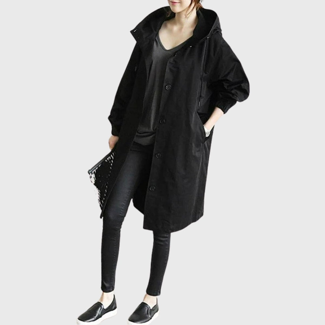 Detalhe da gabardina comprida impermeável feminina de corte largo e capuz, mostrando o design moderno e confortável.