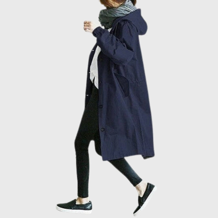 Mantenha-se seca e chique com esta gabardina comprida impermeável de corte largo e capuz para mulher. Perfeita proteção.