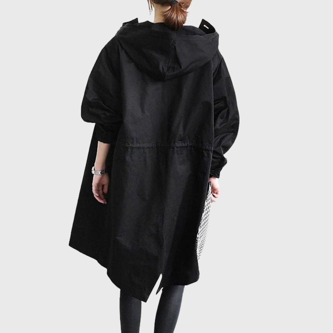 Gabardina preta comprida impermeável feminina com capuz, corte largo. Estilo e proteção para mulher no outono.