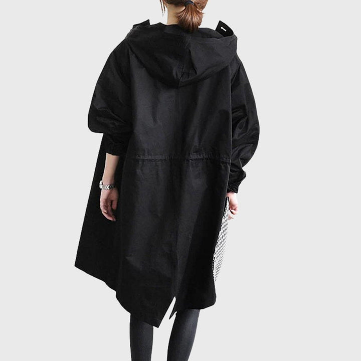 Gabardina preta comprida impermeável feminina com capuz, corte largo. Estilo e proteção para mulher no outono.