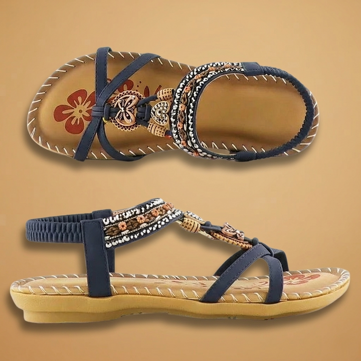Sandálias rasas femininas com tiras e detalhes étnicos, ideais para o verão e praia.