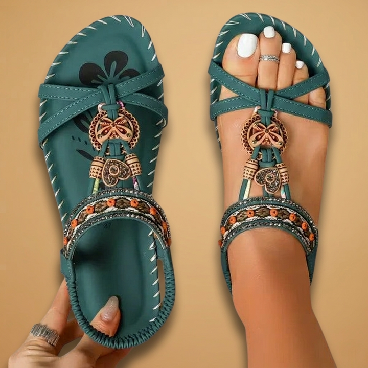 Sandálias rasas de mulher para praia ou casual, com tiras e design étnico confortável.