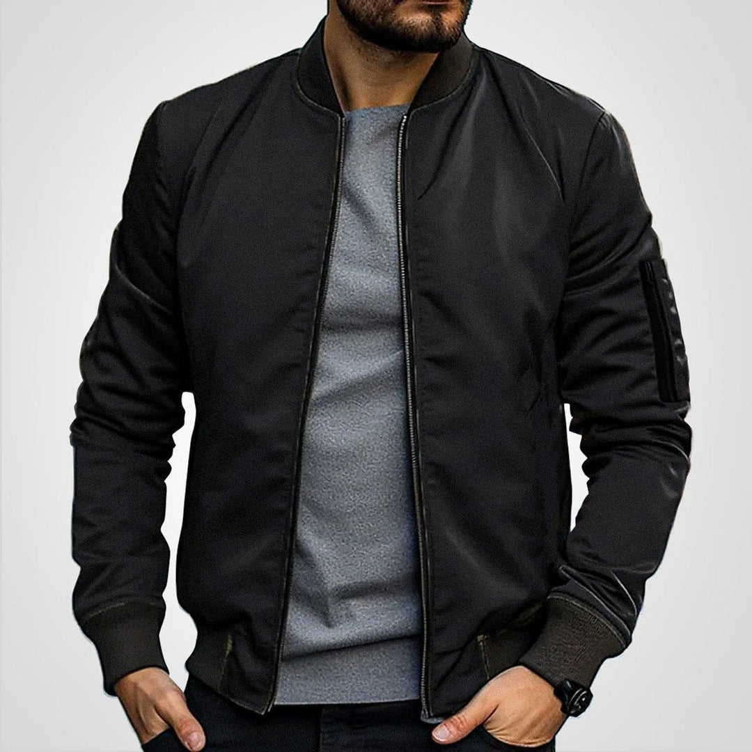 Casaco bomber masculino clássico com punhos em ribanço, estilo urbano e versátil para outono/inverno.