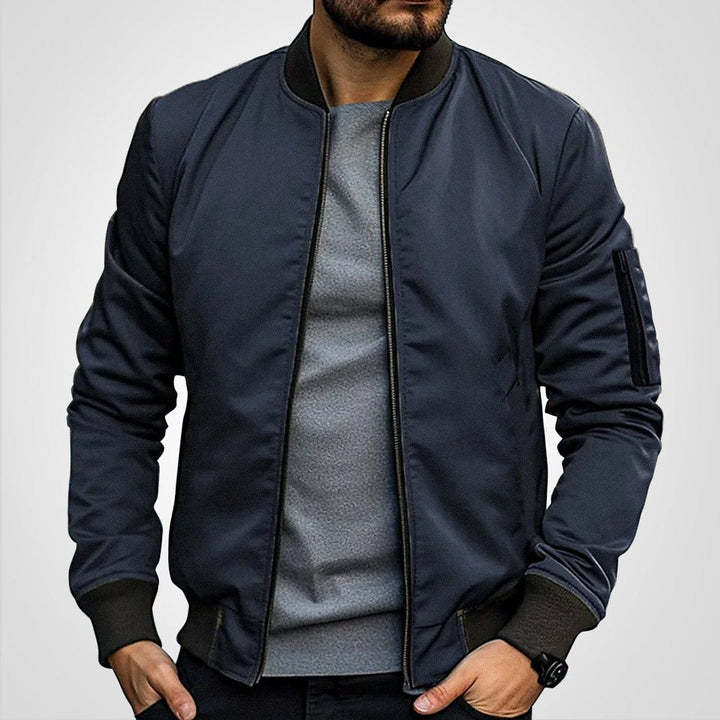 Homem vestindo casaco bomber casual, moda masculina, ideal para o inverno e look urbano.