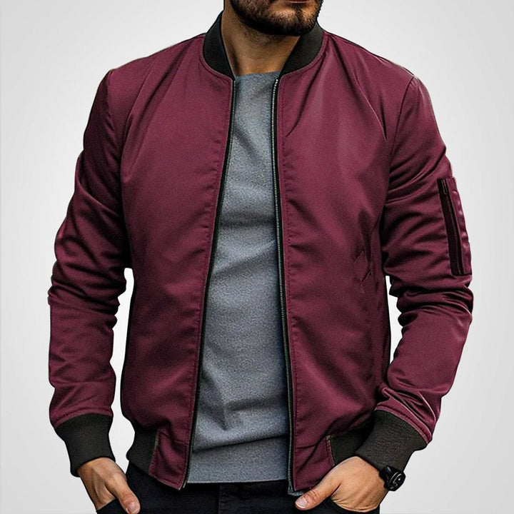 Detalhe dos punhos em ribanço do casaco bomber masculino, toque clássico e elegante.