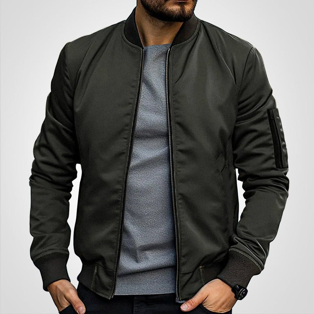 Modelo exibindo casaco bomber versátil para homem, moda urbana e conforto para o frio.