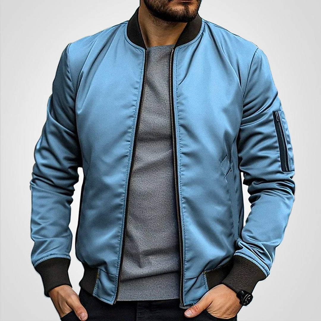 Look de moda masculina com casaco bomber clássico, ideal para o dia a dia e estilo casual.