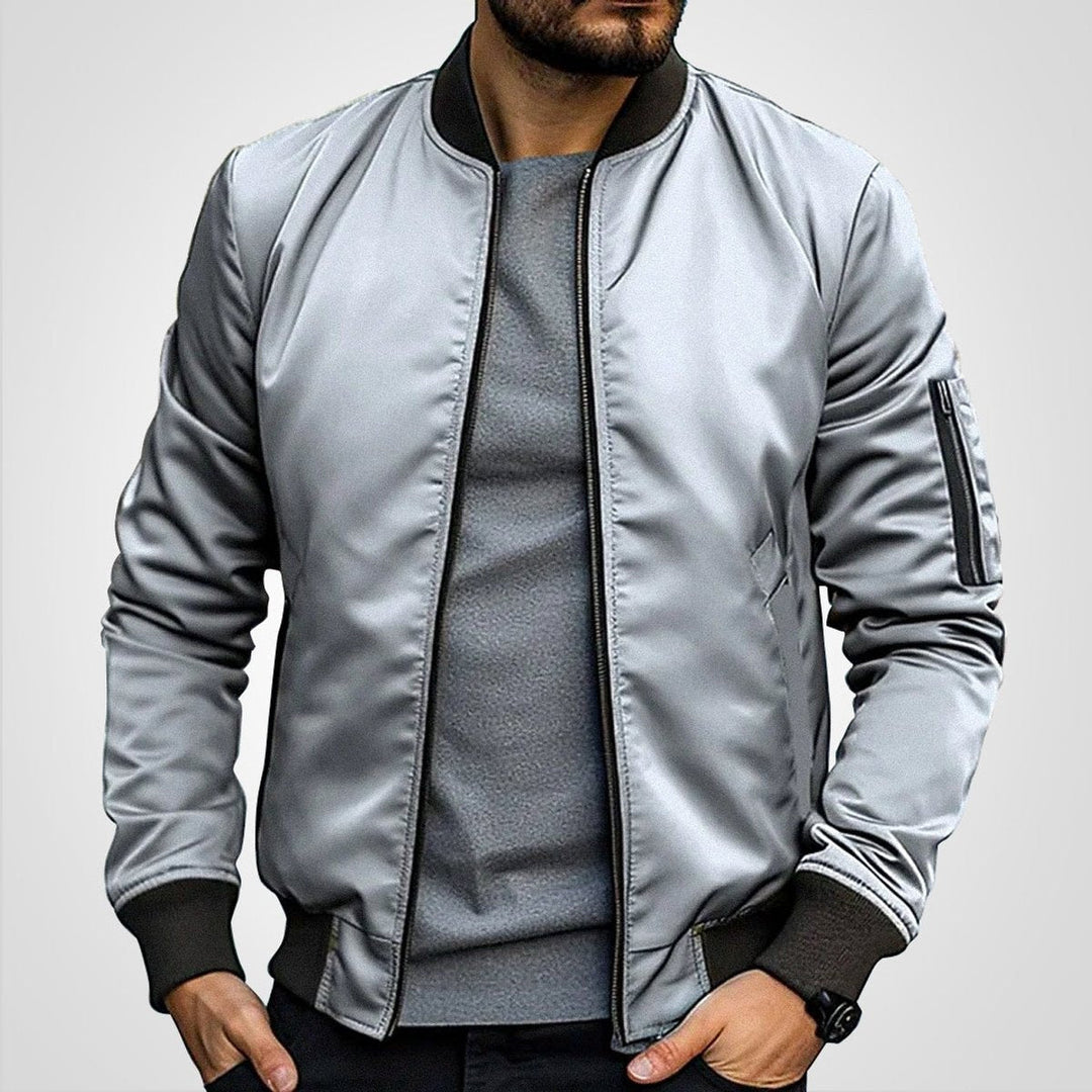 Textura e design do casaco bomber masculino, punhos em ribanço, peça essencial outono/inverno.