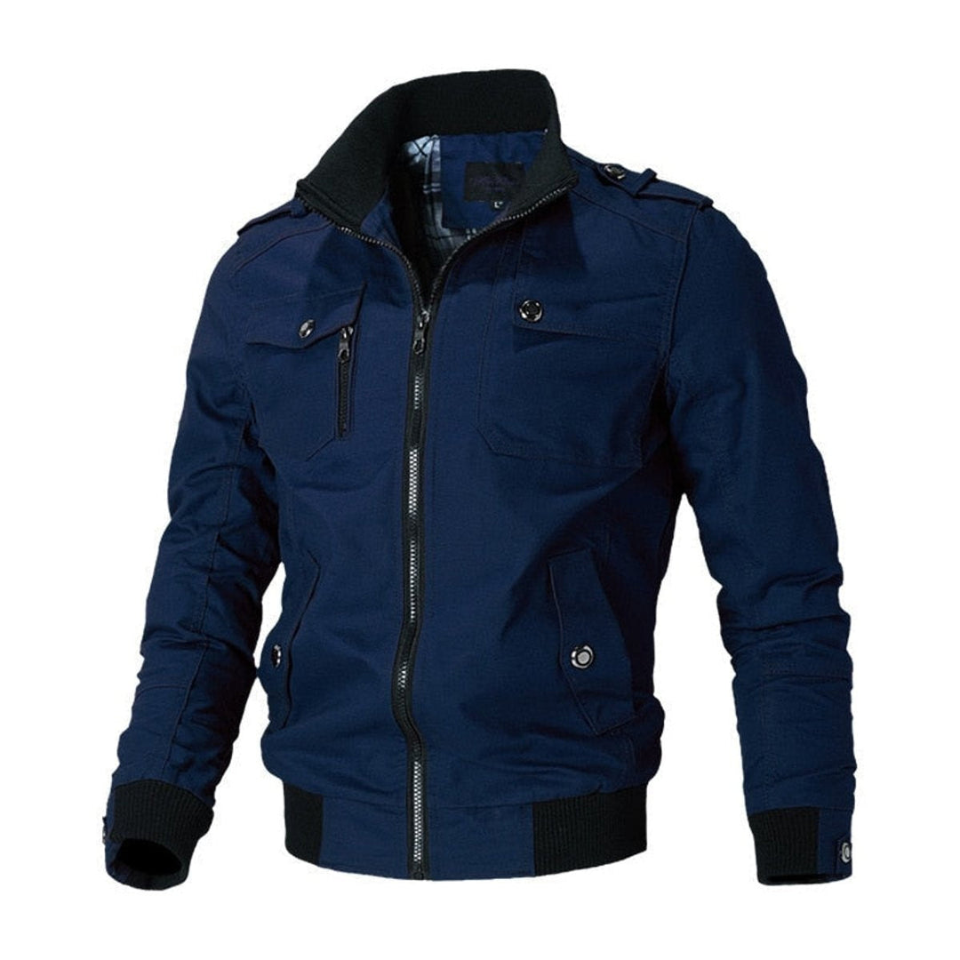 Casaco bomber militar masculino moderno, com gola alta, epaulettes marcantes e bolsos funcionais.